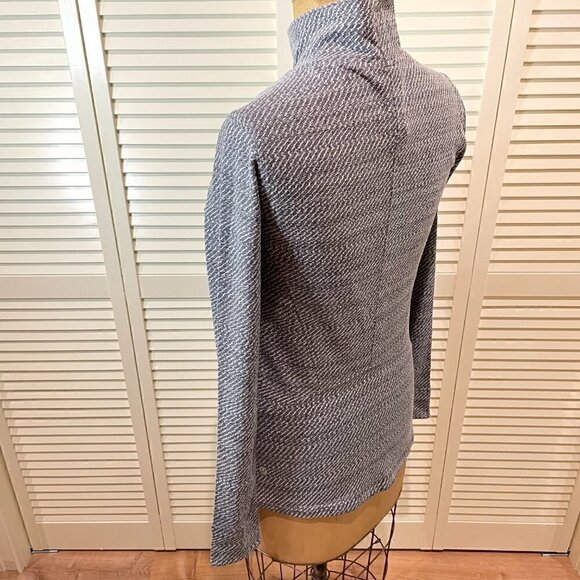 LULULEMON ATHLETICA Women's Longsleeve Top Grey/White Colors Size 8 NWOT - Picture 1 of 7